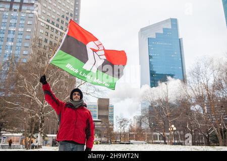 Minneapolis, Stati Uniti. 08th Dic 2021. I manifestanti dimostrano fuori dal tribunale della contea di Hennepin durante gli argomenti di apertura del processo di Kim Potter il 8 dicembre 2021 a Minneapolis, Minnesota. Photo by Chris Tuite/imageSPACE Credit: Imagespace/Alamy Live News Foto Stock