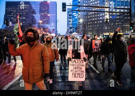 Minneapolis, Stati Uniti. 08th Dic 2021. I manifestanti dimostrano fuori dal tribunale della contea di Hennepin durante gli argomenti di apertura del processo di Kim Potter il 8 dicembre 2021 a Minneapolis, Minnesota. Photo by Chris Tuite/imageSPACE Credit: Imagespace/Alamy Live News Foto Stock