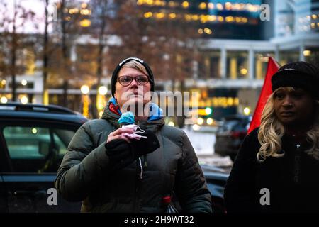 Minneapolis, Stati Uniti. 08th Dic 2021. Courtney Ross, la ragazza di George Floyd parla fuori dal tribunale della contea di Hennepin durante gli argomenti di apertura del processo di Kim Potter il 8 dicembre 2021 a Minneapolis, Minnesota. Courtney è stato anche insegnante di Daunte Wright alla High School Thomas Edison di Minneapolis.Photo di Chris Tuite/imageSPACE Credit: Imagespace/Alamy Live News Foto Stock