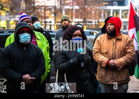 Minneapolis, Stati Uniti. 08th Dic 2021. Bianca Austin, la zia di Breonna Taylor, parla fuori dal tribunale della contea di Hennepin durante gli argomenti di apertura del processo di Kim Potter il 8 dicembre 2021 a Minneapolis, Minnesota. Photo by Chris Tuite/imageSPACE Credit: Imagespace/Alamy Live News Foto Stock