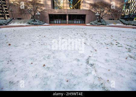 Minneapolis, Stati Uniti. 08th Dic 2021. Una visione generale del tribunale della contea di Hennepin durante gli argomenti di apertura del processo di Kim Potter il 8 dicembre 2021 a Minneapolis, Minnesota. Photo by Chris Tuite/imageSPACE Credit: Imagespace/Alamy Live News Foto Stock