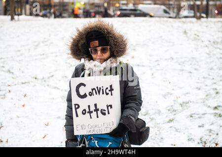 Minneapolis, Stati Uniti. 08th Dic 2021. I manifestanti dimostrano fuori dal tribunale della contea di Hennepin durante gli argomenti di apertura del processo di Kim Potter il 8 dicembre 2021 a Minneapolis, Minnesota. Photo by Chris Tuite/imageSPACE Credit: Imagespace/Alamy Live News Foto Stock