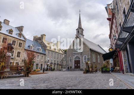 Quebec, Canada - Ottobre 19 2021 : Québec City Old Town Street view nella stagione autunnale. Place Royale. Rue Notre-Dame. Foto Stock