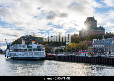 Quebec, Canada - Ottobre 19 2021 : la città vecchia di Quebec City e il traghetto per il fiume San Lorenzo in autunno. Foto Stock