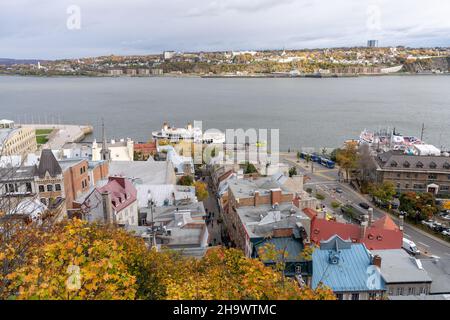 Quebec, Canada - Ottobre 19 2021 : Québec City vista sulla strada della città vecchia e il fiume Saint Lawrence in autunno. Foto Stock