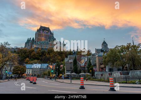 Quebec, Canada - Ottobre 19 2021 : Québec City Old Town Street view in autunno crepuscolo, sbalorditive nuvole rosa e giallo sul cielo in serata. Foto Stock