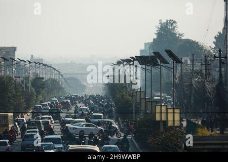 Bhaktapur, Bagmati, Nepal. 9th Dic 2021. Gli automobilisti attendono a un semaforo durante l'ora di punta a Kathmandu, Nepal, 9 2021 dicembre. Il rapido incremento del numero di veicoli che si accavallano su strada ha determinato il sovraffollamento dei veicoli su strada e l'aumento dell'inquinamento. Credit: Amit Machamasi/ZUMA Wire/Alamy Live News Foto Stock