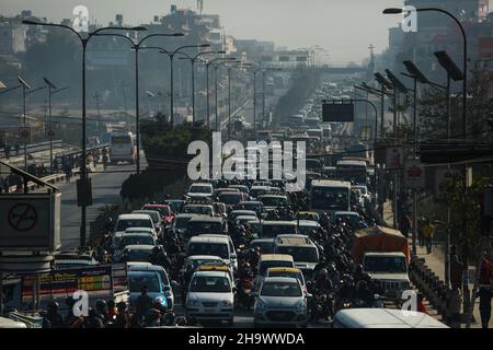 Bhaktapur, Bagmati, Nepal. 9th Dic 2021. Gli automobilisti attendono a un semaforo durante l'ora di punta a Kathmandu, Nepal, 9 2021 dicembre. Il rapido incremento del numero di veicoli che si accavallano su strada ha determinato il sovraffollamento dei veicoli su strada e l'aumento dell'inquinamento. Credit: Amit Machamasi/ZUMA Wire/Alamy Live News Foto Stock