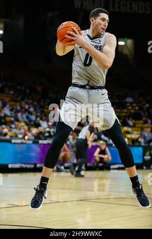 Boulder, CO, Stati Uniti. 08th Dic 2021. I bufali del Colorado guardiano Luke o'Brien (0) Corrals un rimbalzo nella partita di basket maschile tra Colorado e Washington orientale al Coors Events Center di Boulder, CO. CU scappò il 60-57. Derek Regensburger/CSM/Alamy Live News Foto Stock