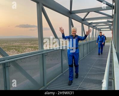 20 luglio 2021, Van Horn, Texas, USA: Wally Funk, 82, divenne la persona più antica a volare nello spazio. OliverÊDaemen, 18, è stato l'astronauta firstÊeverÊcommercial per acquistare un biglietto e volare allo spazio su uno spazio privato-fundedÊandÊlicensed vehicleÊfrom ÊHe un sito di lancio privato. divenne anche la persona più giovane a volare nello spazio. Nuovo Shepard divenne il firstÊcommercialÊvehicle sotto aÊsuborbital lancio riutilizzabile vehicleÊlicense a flyÊpayingÊcustomers, ÊbothÊpayloads e astronauti, Êto spazio e ritorno. Jeff e Mark Bezos sono diventati i primi fratelli a volare nello spazio insieme. New Shepard, fu di Blue Origin Foto Stock