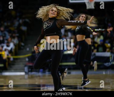 Boulder, CO, Stati Uniti. 08th Dic 2021. Una ballerina del Colorado si esibisce durante un periodo di timeout nella partita di basket maschile tra il Colorado e l'Eastern Washington al Coors Events Center di Boulder, CO. CU, fuggito 60-57. Derek Regensburger/CSM/Alamy Live News Foto Stock