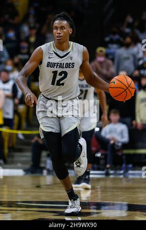 Boulder, CO, Stati Uniti. 08th Dic 2021. I buffaloes del Colorado avanzano Jabari Walker (12) gocciolano sul campo nella partita di pallacanestro degli uomini fra Colorado e Washington orientale al centro eventi di Coors a Boulder, CO. CU scappato 60-57. Derek Regensburger/CSM/Alamy Live News Foto Stock