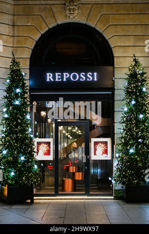 Illuminazione dei marchi di lusso durante la stagione natalizia su Place Vendome, Parigi, Francia, 8 dicembre 2021. Foto di Jana Chiamami J/ABACAPRESS.COM Foto Stock