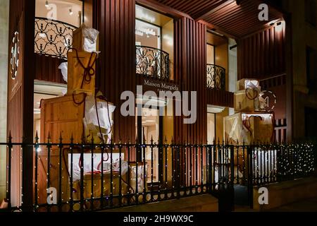 Illuminazione dei marchi di lusso durante la stagione natalizia su Avenue Montaigne, Parigi, Francia il 8 dicembre 2021. Foto di Jana Chiamami J/ABACAPRESS.COM Foto Stock