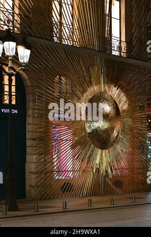 Illuminazione dei marchi di lusso durante la stagione natalizia su Place Vendome, Parigi, Francia, 8 dicembre 2021. Foto di Jana Chiamami J/ABACAPRESS.COM Foto Stock