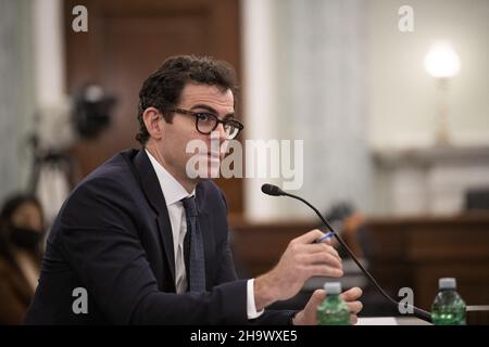 Adam Mosseri, capo di Instagram appare durante un Comitato del Senato per il Commercio, la Scienza e i Trasporti - sottocomitato per la protezione dei consumatori, la sicurezza dei prodotti, E l'audizione sulla sicurezza dei dati per esaminare la protezione dei bambini online, concentrandosi su Instagram e le riforme per i giovani utenti, nell'edificio Russell Senate Office di Washington, DC, USA mercoledì 8 dicembre 2021. Foto di Rod Lammey/CNP/ABACAPRESS.COM Foto Stock