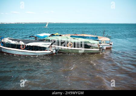 Dhow barche visto ancorato nella baia Foto Stock