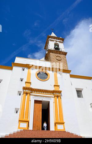 Vista frontale della chiesa parrocchiale di Las Angustias nel centro della città con una donna che cammina attraverso l'ingresso, Ayamonte, Spagna Foto Stock