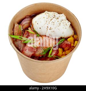 Birria ramen, zuppa di spaghetti con manzo, pancetta, uova in camicia, mais, cipolle, verdi Foto Stock