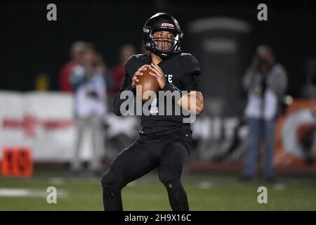 Servite Friars quarterback Noah Fifita (1) lancia la palla contro i Mater dei Monarchi nel campionato di calcio CIF Southern Section Division i Foto Stock