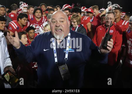 CIF Southern Section il commissario Thom Simmons reagisce durante il campionato di calcio CIF-SS Divisione i tra Mater dei e Servite, ven Foto Stock