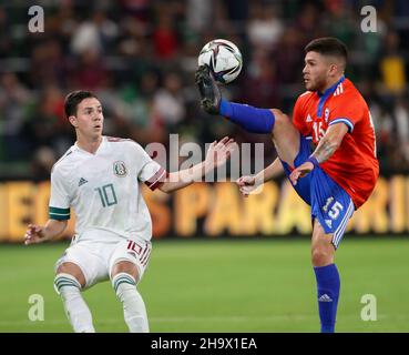 Austin, Texas, Stati Uniti. 8 dicembre 2021: Il centrocampista cileno VICTOR MENDEZ (15) calcia la palla lontano dal centrocampista messicano FRANCISCO SEBASTIAN CORDOVA REYES (10) durante una partita di calcio internazionale amichevole tra Messico e Cile il 8 dicembre 2021 ad Austin, Texas. (Credit Image: © Scott Coleman/ZUMA Press Wire) Credit: ZUMA Press, Inc./Alamy Live News Foto Stock