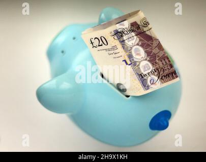 Foto di archivio datata 06/01/15 di soldi in una banca di piggy. Cliccando su un link in un falso testo di consegna questo Natale potrebbe essere il punto di partenza per avere tutti i vostri risparmi rubati, una banca è avvertimento. Foto Stock