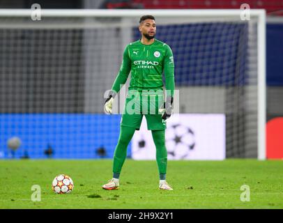 Lipsia, Germania. 07th Dic 2021. Football: Champions League, RB Leipzig - Manchester City, Group stage, Group A, Matchday 6, Red Bull Arena. Il portiere della città di Manchester Zack Steffen è in campo. Credit: Robert Michael/dpa-Zentralbild/dpa/Alamy Live News Foto Stock