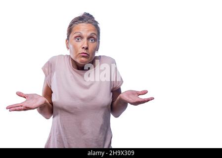 Una donna adulta sembra doppiamente su uno sfondo bianco Foto Stock