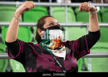 Austin, Texas, Stati Uniti. 8th dicembre 2021. I fan del Messico si rallegrano della sua squadra nazionale durante la prima metà di un Messico vs Cile amichevole al Austin's Q2 Stadium. Le squadre hanno combattuto ad un 2-2- cravatta alla fine del tempo di regolazione. Credit: Bob Daemmrich/Alamy Live News Foto Stock