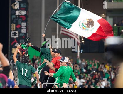 Austin, Texas, Stati Uniti. 8th dicembre 2021. I tifosi messicani si sono rallegrati di un secondo traguardo in una squadra nazionale del Messico contro il Cile allo stadio Austin's Q2. Le squadre sono state legate, 2-2 dopo il gioco di regolamento. Credit: Bob Daemmrich/Alamy Live News Foto Stock