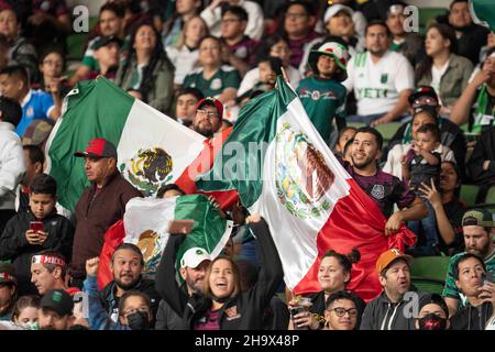 Austin, Texas, Stati Uniti. 8th dicembre 2021. I fan del Messico incoraggiano la loro squadra nazionale durante la prima metà di un Messico vs Cile amichevole al Austin's Q2 Stadium. Le squadre hanno combattuto ad un 2-2- cravatta alla fine del tempo di regolazione. Credit: Bob Daemmrich/Alamy Live News Foto Stock