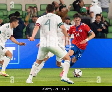 Austin, Texas, Stati Uniti. 8th dicembre 2021. PABLO PARRA (14 in rosso) del Cile cerca di lavorare intorno A LUIS SALCEDO (4) del Messico durante la prima metà di una Nazionale del Messico vs Cile amichevole allo stadio Q2 di Austin. Le squadre sono state legate, 2-2 dopo il gioco di regolamento. Credit: Bob Daemmrich/Alamy Live News Foto Stock