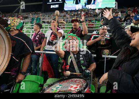 Austin, Texas, Stati Uniti. 8th dicembre 2021. I fan del Messico incoraggiano la loro squadra nazionale durante la prima metà di un Messico vs Cile amichevole al Austin's Q2 Stadium. Le squadre hanno combattuto ad un 2-2- cravatta alla fine del tempo di regolazione. Credit: Bob Daemmrich/Alamy Live News Foto Stock