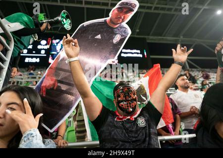 Austin, Texas, Stati Uniti. 8th dicembre 2021. I fan del Messico incoraggiano la loro squadra nazionale durante la prima metà di un Messico vs Cile amichevole al Austin's Q2 Stadium. Le squadre hanno combattuto ad un 2-2- cravatta alla fine del tempo di regolazione. Credit: Bob Daemmrich/Alamy Live News Foto Stock