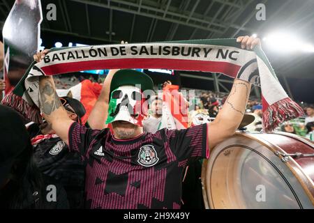 Austin, Texas, Stati Uniti. 8th dicembre 2021. I fan del Messico incoraggiano la loro squadra nazionale durante la prima metà di un Messico vs Cile amichevole al Austin's Q2 Stadium. Le squadre hanno combattuto ad un 2-2- cravatta alla fine del tempo di regolazione. Credit: Bob Daemmrich/Alamy Live News Foto Stock