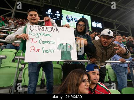 Austin, Texas, Stati Uniti. 8th dicembre 2021. I fan del Messico incoraggiano la loro squadra nazionale durante la prima metà di un Messico vs Cile amichevole al Austin's Q2 Stadium. Le squadre hanno combattuto ad un 2-2- cravatta alla fine del tempo di regolazione. Credit: Bob Daemmrich/Alamy Live News Foto Stock