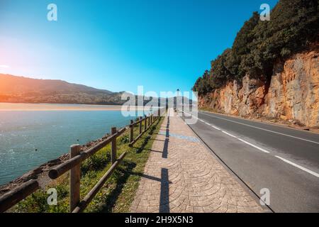 Argine a Mundaka, Paesi Baschi, Spagna settentrionale. La strada per la foce della Mundaka lungo la Riserva della Biosfera di Urdaibai Foto Stock