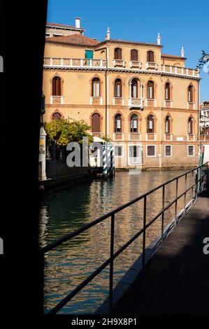 Venezia, Italia - 27 ottobre 2021: Vecchia casa sul canale Grande a Venezia in una giornata di sole in inverno Foto Stock