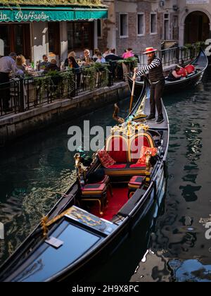 Venezia, Italia - 27 ottobre 2021: Canal con gondola a Venezia (Italia) in inverno, vecchie case Foto Stock