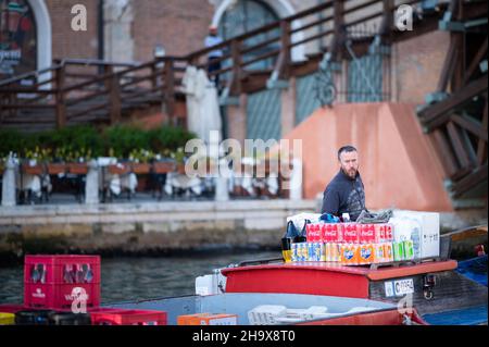 Venezia, Italia - 27 ottobre 2021: Nave da trasporto sul canale Grande a Venezia, nuvoloso giorno d'inverno Foto Stock