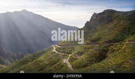 Strada a serpentina nel favoloso villaggio Masca in gola di montagna l'attrazione turistica più visitata di Tenerife, Spagna Foto Stock