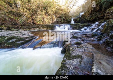 Sgwd ISAF Clun-Gwyn cascata lungo la passeggiata delle quattro cascate, Waterfall Country, Brecon Beacons National Park, South Wales, Regno Unito Foto Stock