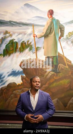 The National Gallery, Londra, Regno Unito. 8 dicembre 2021. Kehinde Wiley: Anteprima della mostra Prelude. Wiley (nella foto) è un artista americano più noto per i suoi ritratti con persone di colore nelle tradizionali ambientazioni di quadri Old Master e il primo artista nero a dipingere un ritratto ufficiale di un presidente degli Stati Uniti, Barack Obama, in 2017.in questa mostra, Wiley sposta l'attenzione sulla tradizione europea della pittura paesaggistica. Credit: Malcolm Park/Alamy Foto Stock