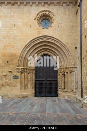 Sculture in pietra porta ad arco, Portada de Los Abuelos, chiesa di San Juan, Laguardia, Álava, Paesi Baschi, Spagna settentrionale Foto Stock