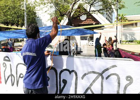 Bangkok, Tailandia. 09th Dic 2021. Rete del gruppo Chana Rak Thin, stabilirsi per le attività e raduni durante la notte di fronte al Palazzo delle Nazioni Unite. Dopo essere stati dispersi ed espulsi dalla zona di fronte al Palazzo del Governo, si stabiliranno per protestare qui fino a quando il progetto Chana Industrial Estate non sarà annullato. Per il futuro dei bambini e per preservare il buon ambiente del distretto di Chana, provincia di Songkhla. (Foto di Adirach Toumlamoon/Pacific Press) Credit: Pacific Press Media Production Corp./Alamy Live News Foto Stock