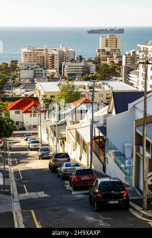 Città del Capo, Arabien Saudita. 06th Dic 2021. Città del Capo: Sudafrica il 6 dicembre 2021, (Foto di Juergen Tap), Strasse in Green Point, credito stradale di alto livello: dpa/Alamy Live News Foto Stock