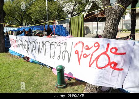 Bangkok, Tailandia. 09th Dic 2021. Rete del gruppo Chana Rak Thin, stabilirsi per le attività e raduni durante la notte di fronte al Palazzo delle Nazioni Unite. Dopo essere stati dispersi ed espulsi dalla zona di fronte al Palazzo del Governo, si stabiliranno per protestare qui fino a quando il progetto Chana Industrial Estate non sarà annullato. Per il futuro dei bambini e per preservare il buon ambiente del distretto di Chana, provincia di Songkhla. (Foto di Adirach Toumlamoon/Pacific Press) Credit: Pacific Press Media Production Corp./Alamy Live News Foto Stock