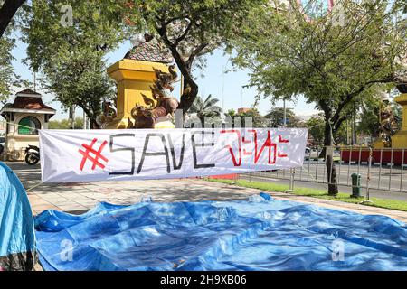 Bangkok, Tailandia. 09th Dic 2021. Rete del gruppo Chana Rak Thin, stabilirsi per le attività e raduni durante la notte di fronte al Palazzo delle Nazioni Unite. Dopo essere stati dispersi ed espulsi dalla zona di fronte al Palazzo del Governo, si stabiliranno per protestare qui fino a quando il progetto Chana Industrial Estate non sarà annullato. Per il futuro dei bambini e per preservare il buon ambiente del distretto di Chana, provincia di Songkhla. (Foto di Adirach Toumlamoon/Pacific Press) Credit: Pacific Press Media Production Corp./Alamy Live News Foto Stock