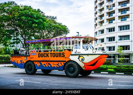 I turisti sull'anatra visitano Singapore per una visita turistica unica della città e del porto. Foto Stock